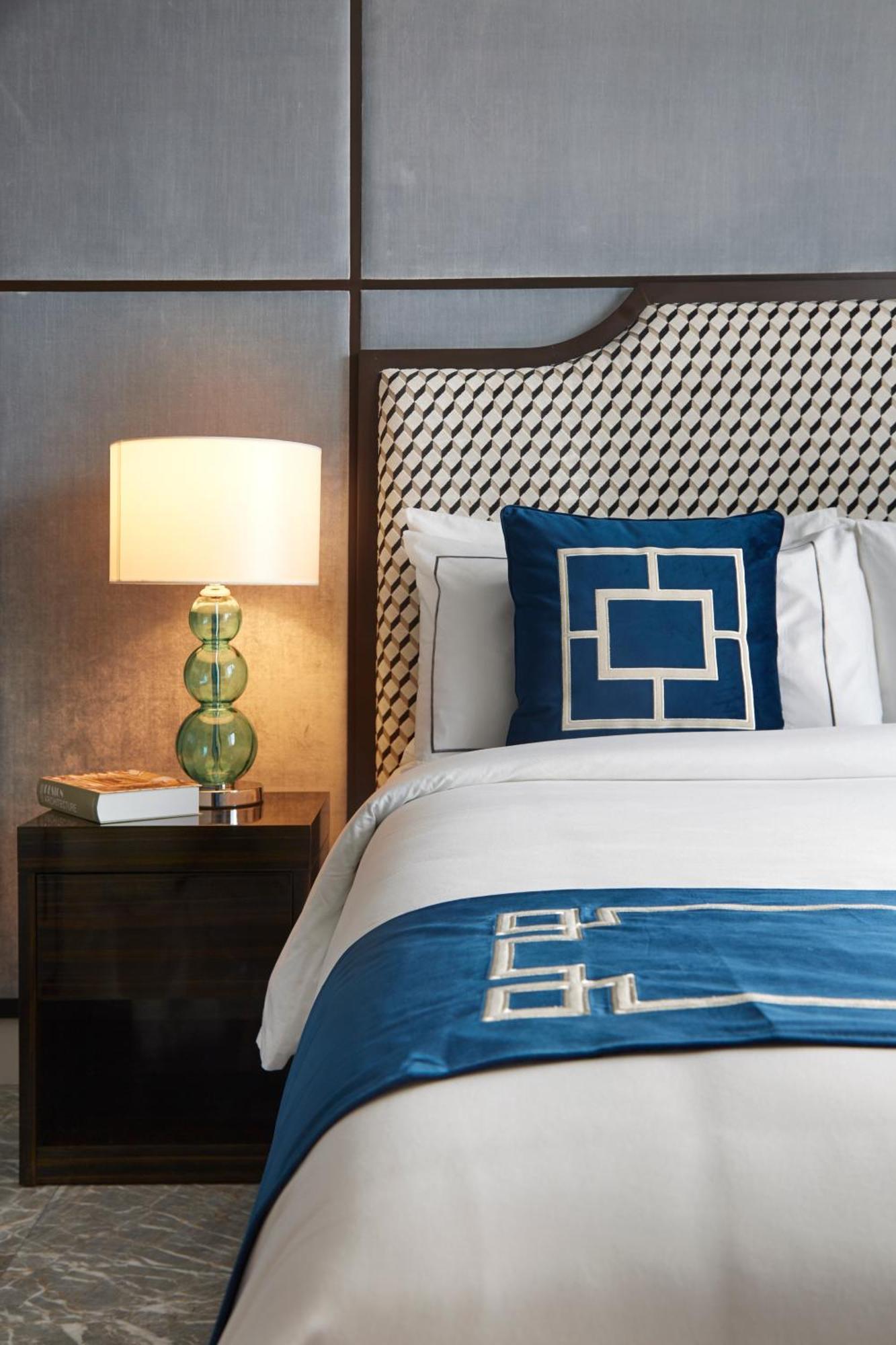 The Face Style Hotel Kuala Lumpur Dış mekan fotoğraf A bed with a throw pillow
